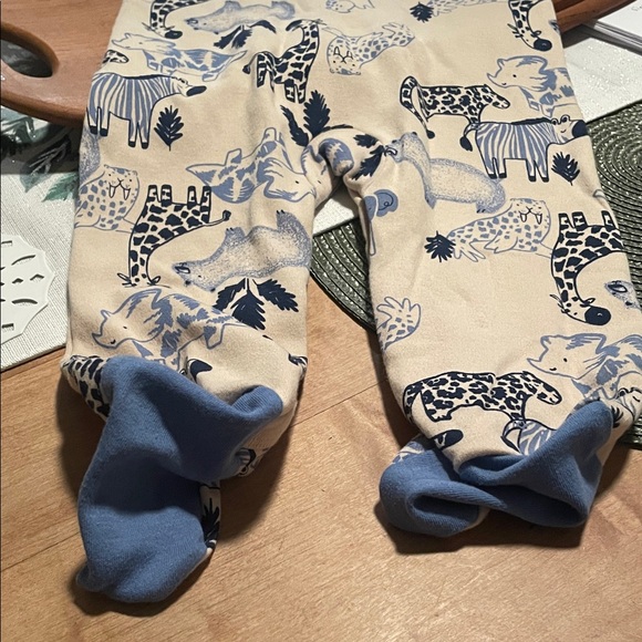 New Carter's Beige and Blue Safari Print Onesie - 9 Months - Picture 5 of 6